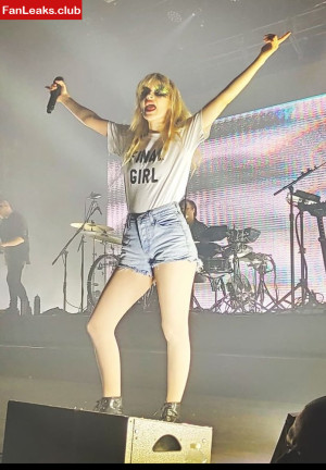 Lauren Mayberry Onlyfan Leaked Photo 9